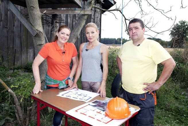 Katarzyna Dowbor,architekt Martyna Kupczyk i Sławomir Ciba kierownik ekipy nad planami